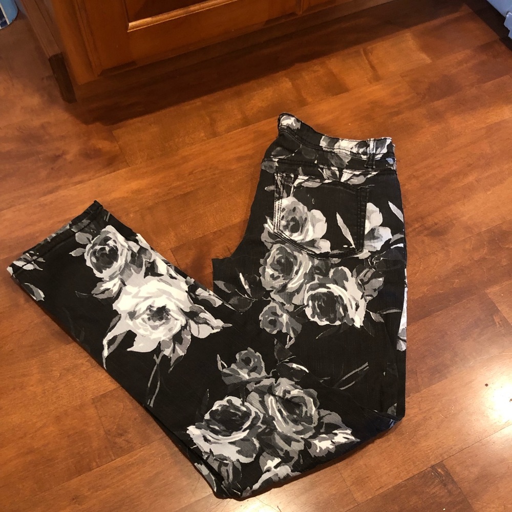 Woman’s floral skinny jeans